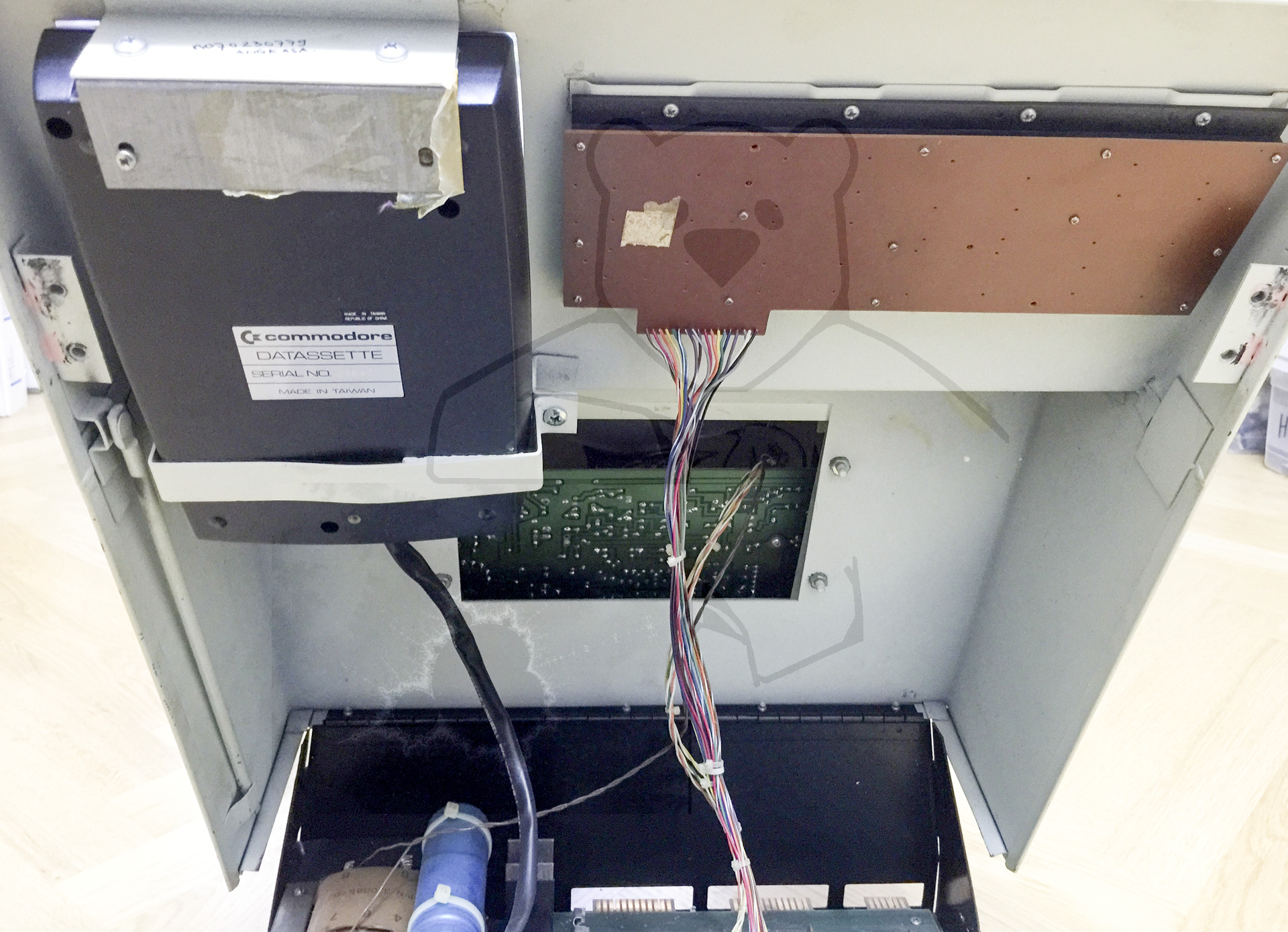 Commodore PET 2001 - Montage der Datasette und Tastatur (Originalzustand)